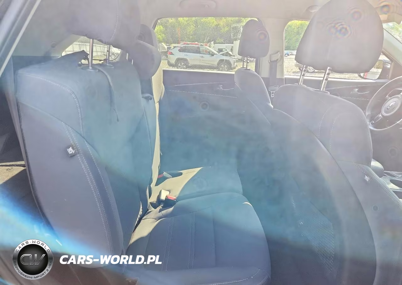 2018 Kia Sorento L VIN:5XYPG4A38JG429361 - 10