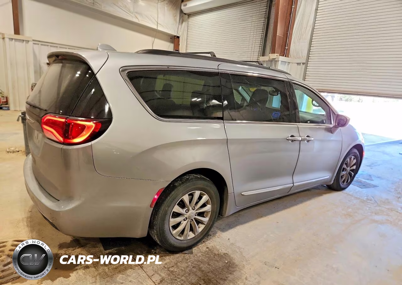 2017 Chrysler Pacifica Touring L VIN:2C4RC1BG0HR836665 - 3