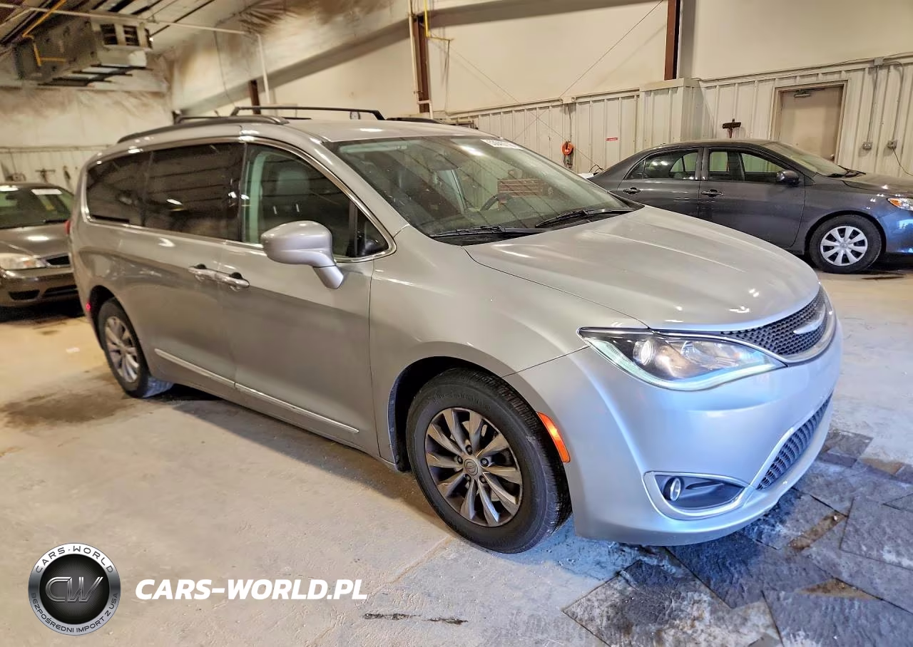 2017 Chrysler Pacifica Touring L VIN:2C4RC1BG0HR836665 - 4