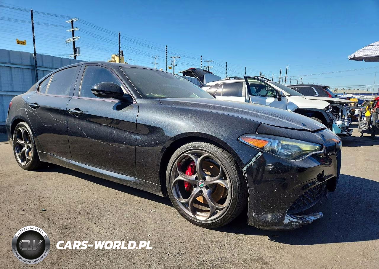 2017 Alfa Romeo Giulia Ti VIN:ZARFAECN6H7552414 - 4