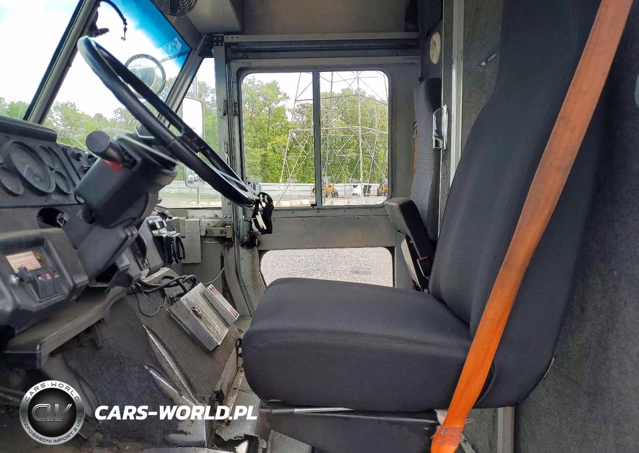 2001 Freightliner Mt45 Chassis Delivery Truck VIN:4UZAANBW91CH92003 - 7