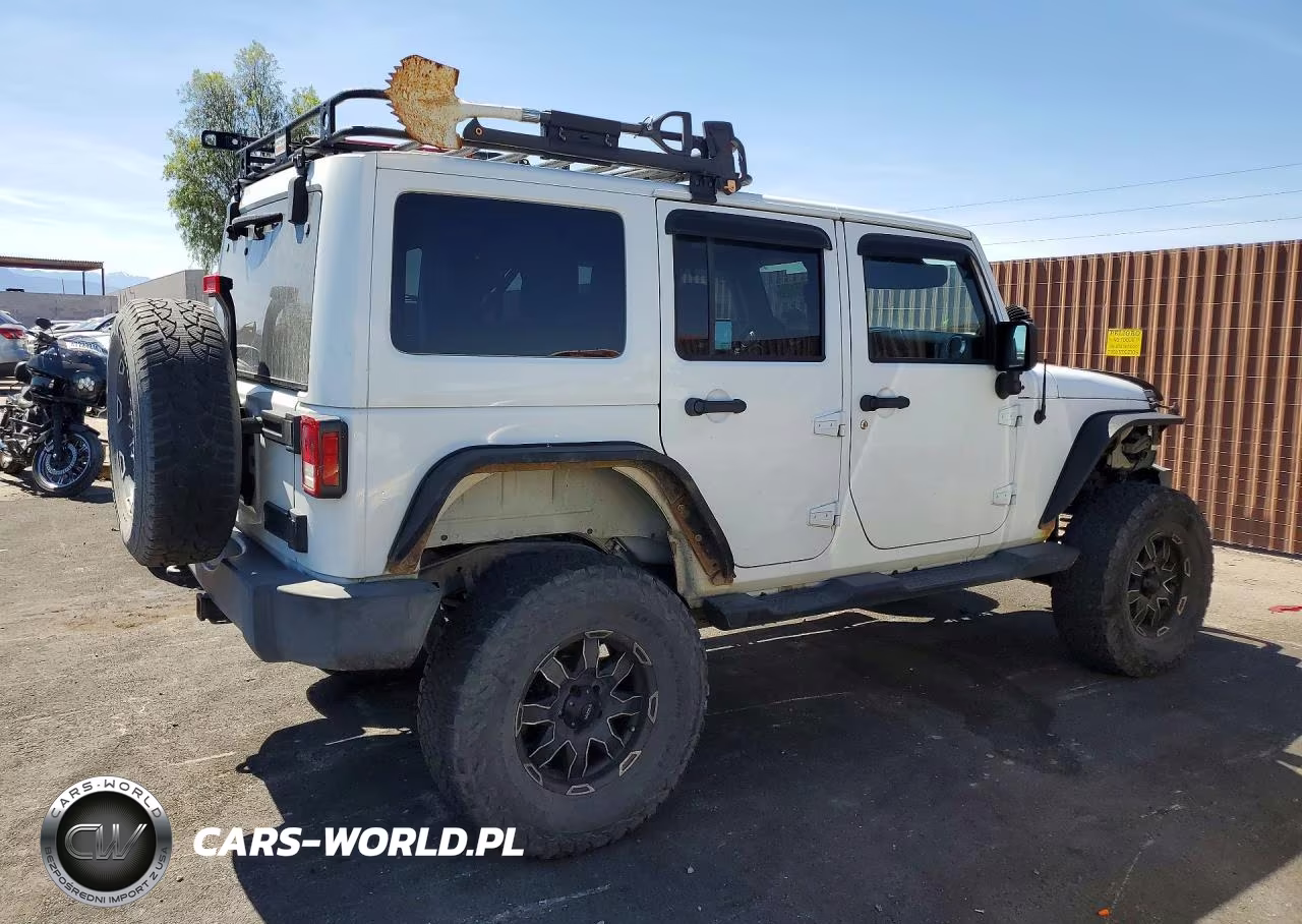 2014 Jeep Wrangler Unlimited Sahara VIN:1C4BJWEG3EL135543 - 3