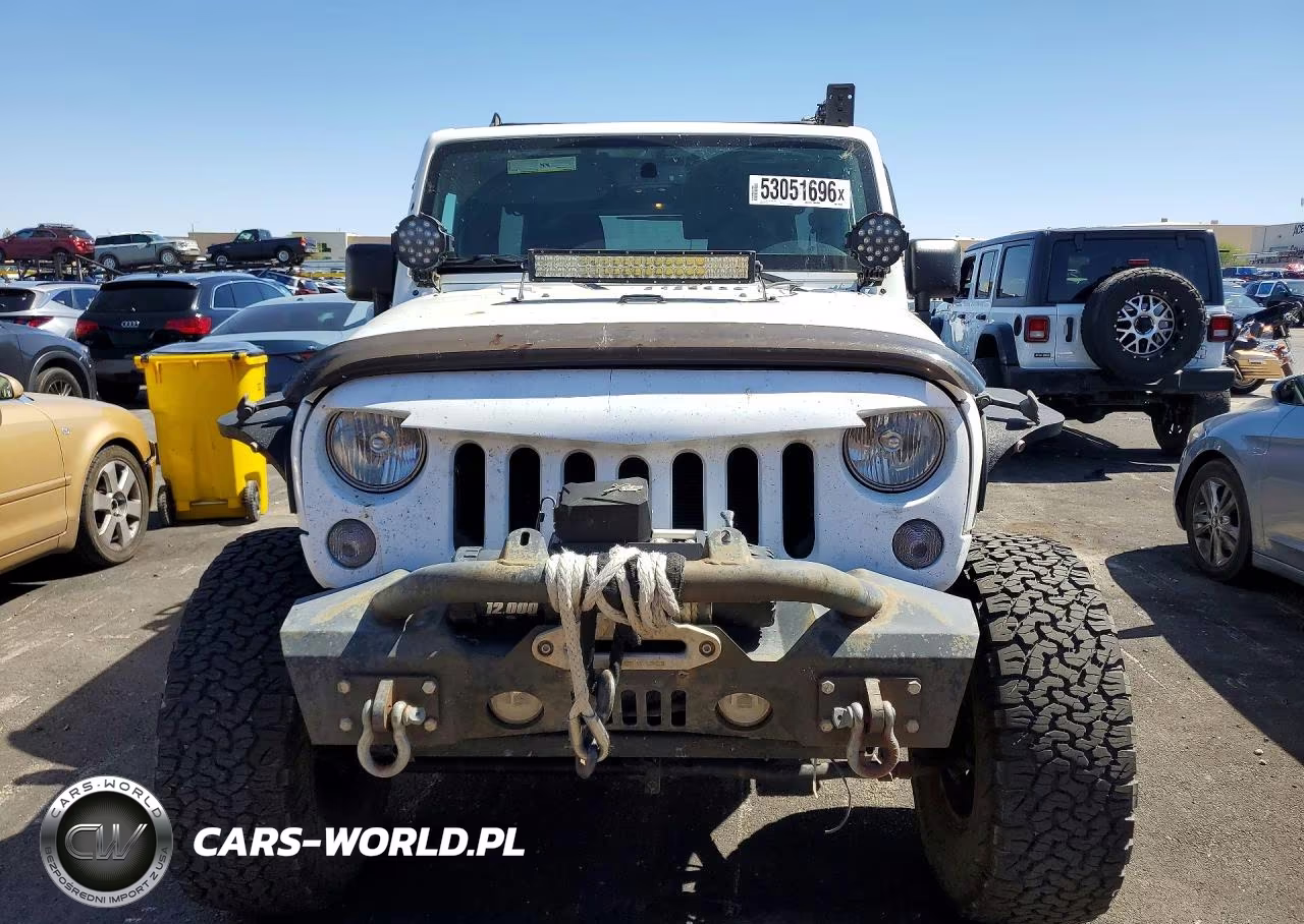 2014 Jeep Wrangler Unlimited Sahara VIN:1C4BJWEG3EL135543 - 5