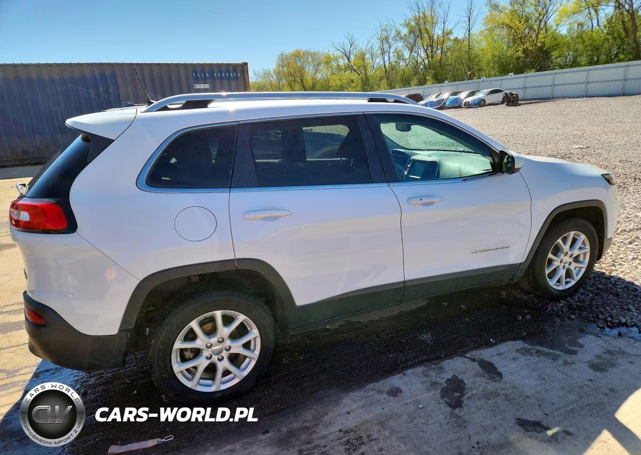2018 Jeep Cherokee Latitude Plus VIN:1C4PJLLB9JD563827 - 3
