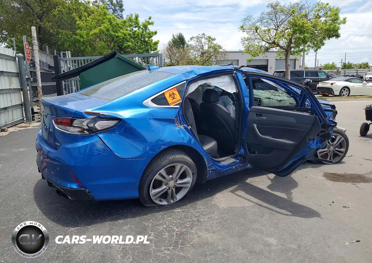 2018 Hyundai Sonata Sport VIN:5NPE34AF3JH631529 - 3