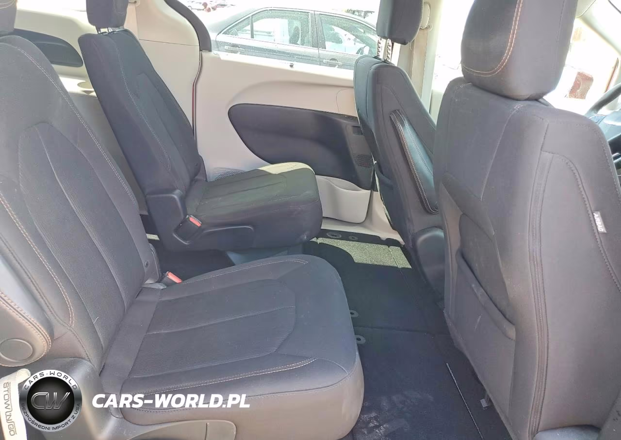 2018 Chrysler Pacifica Touring Plus VIN:2C4RC1FGXJR126186 - 10