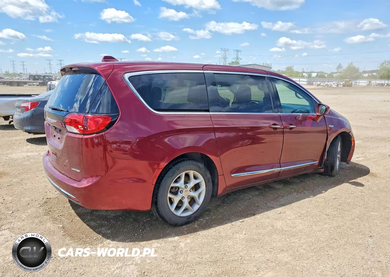 2018 Chrysler Pacifica Touring Plus VIN:2C4RC1FGXJR126186 - 3