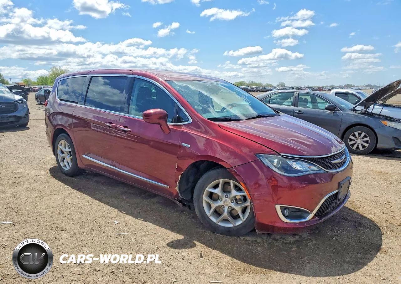 2018 Chrysler Pacifica Touring Plus VIN:2C4RC1FGXJR126186 - 4