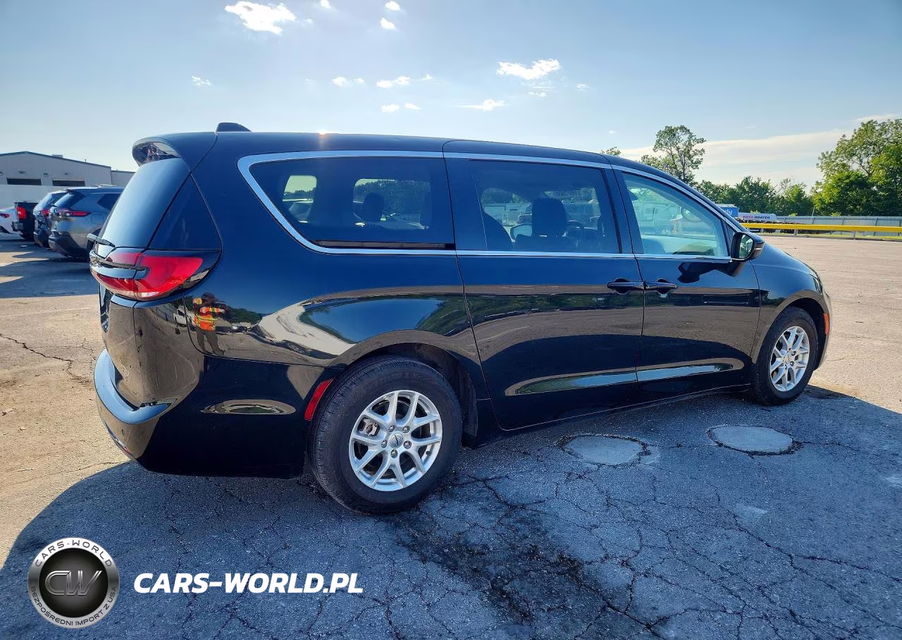 2023 Chrysler Pacifica Touring L VIN:2C4RC1BG1PR587033 - 3
