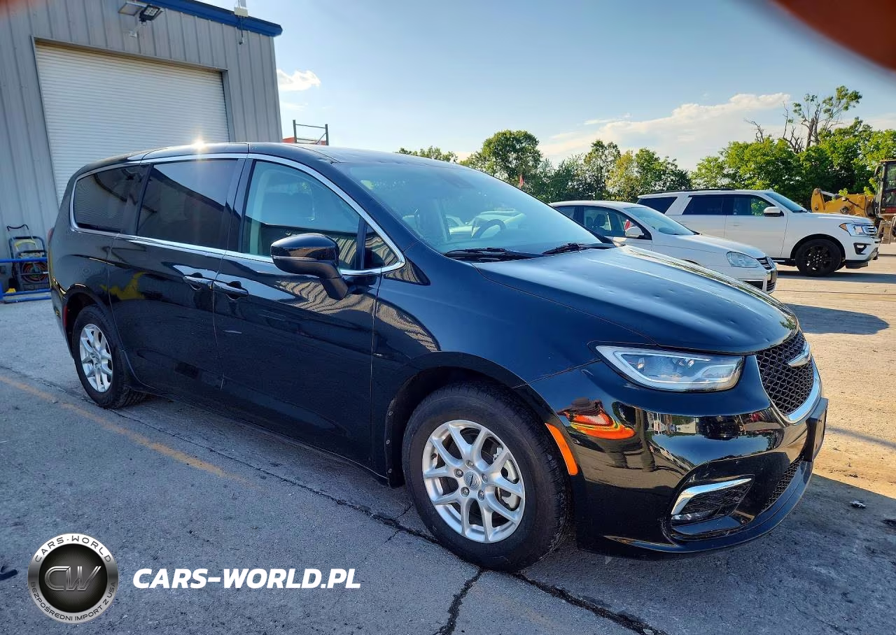 2023 Chrysler Pacifica Touring L VIN:2C4RC1BG1PR587033 - 4
