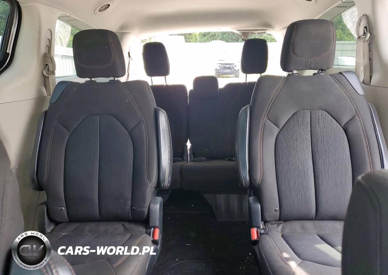 2017 Chrysler Pacifica Touring VIN:2C4RC1DGXHR695133 - 10