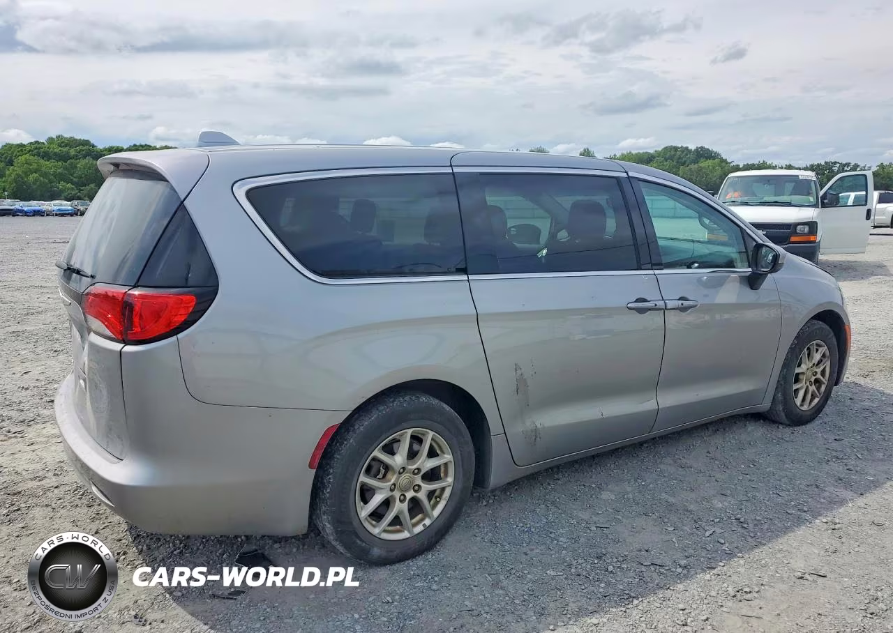 2017 Chrysler Pacifica Touring VIN:2C4RC1DGXHR695133 - 3