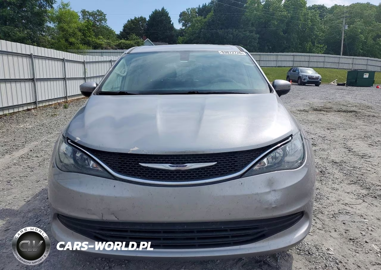 2017 Chrysler Pacifica Touring VIN:2C4RC1DGXHR695133 - 5