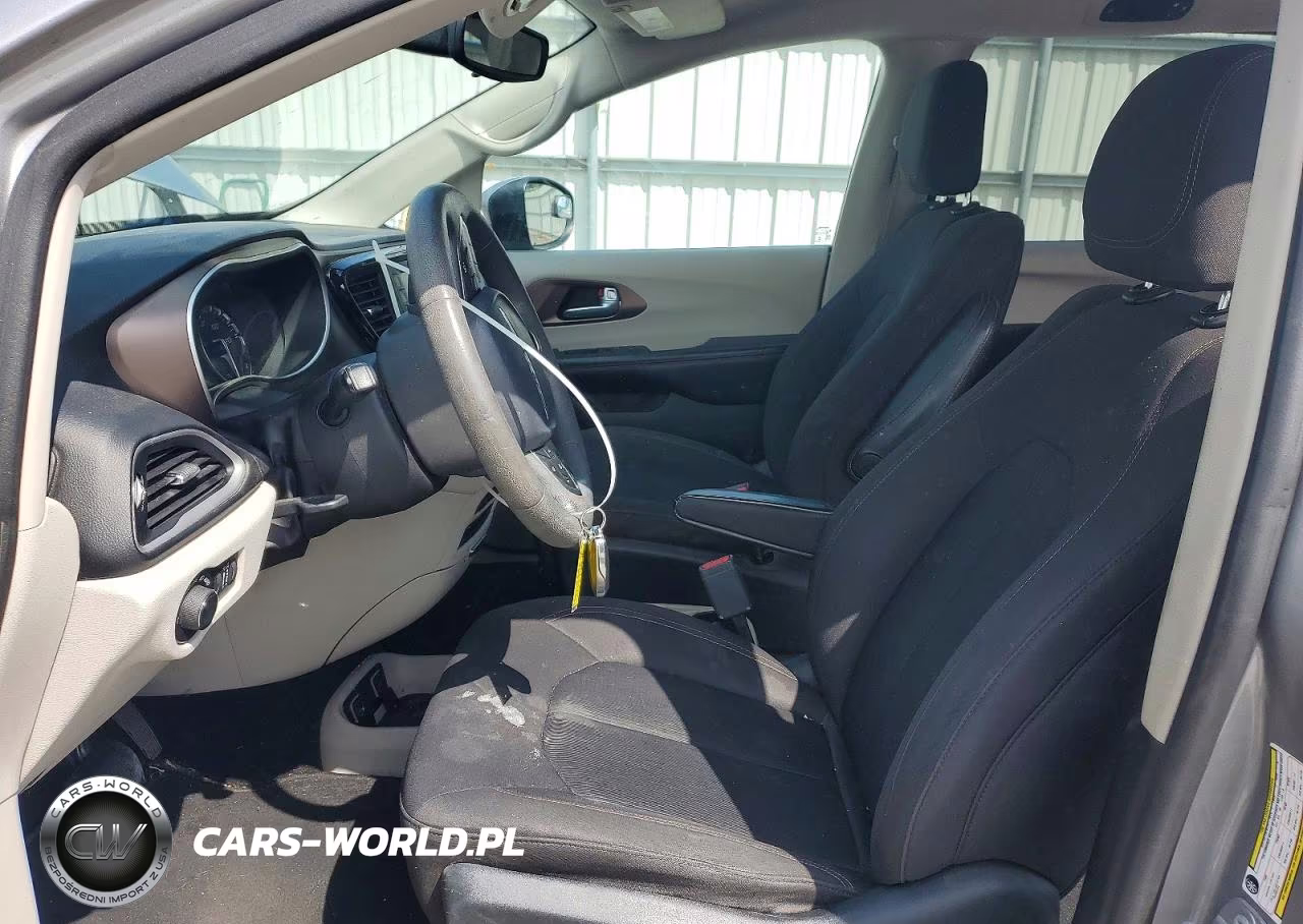 2017 Chrysler Pacifica Touring VIN:2C4RC1DGXHR695133 - 7