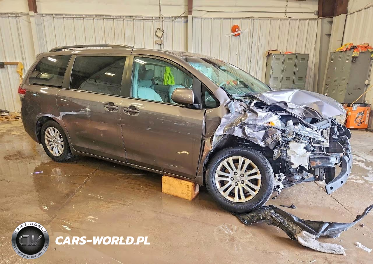 2013 Toyota Sienna Xle 8-Passenger VIN:5TDYK3DC3DS401922 - 4