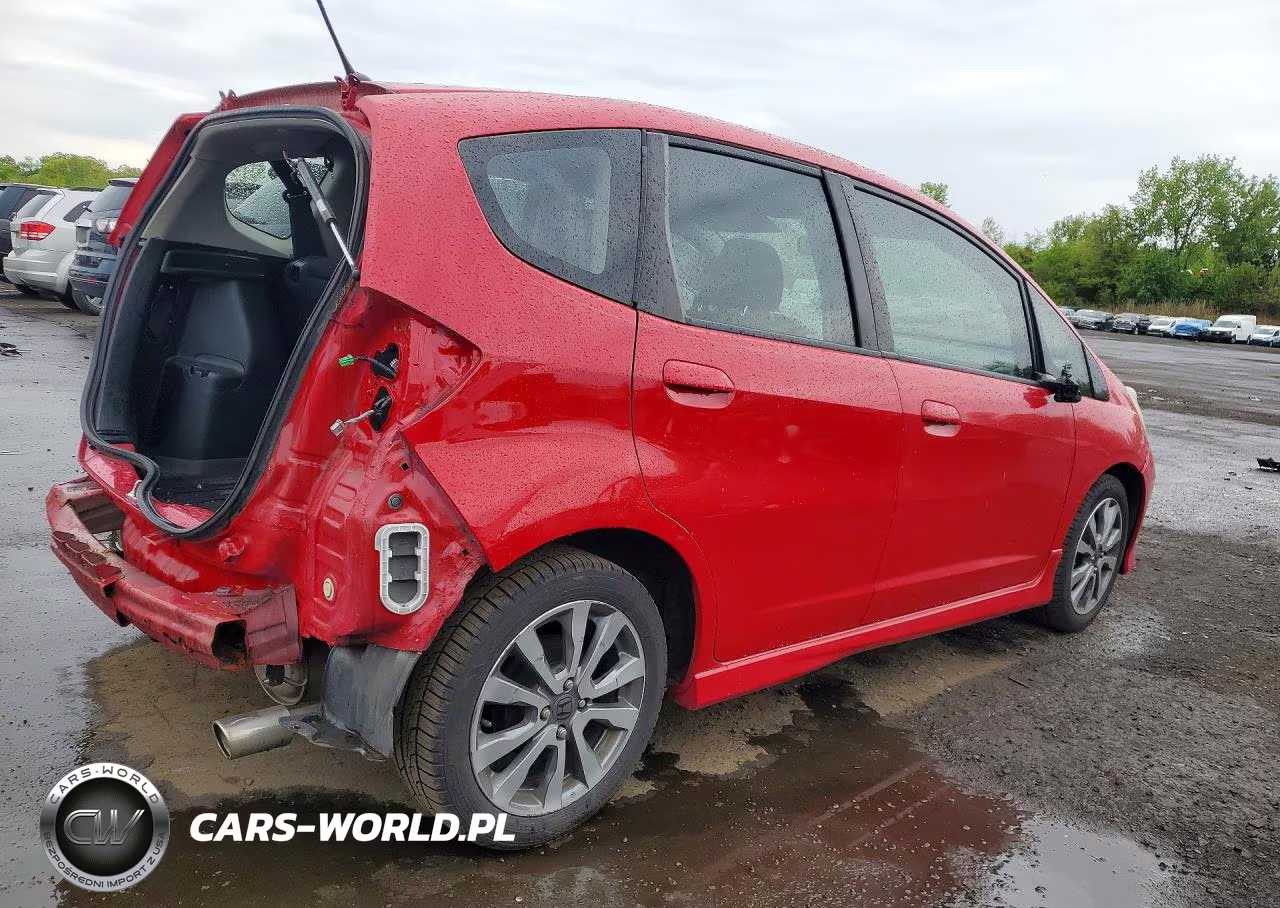 2013 Honda Fit Sport VIN:JHMGE8H59DC031748 - 3