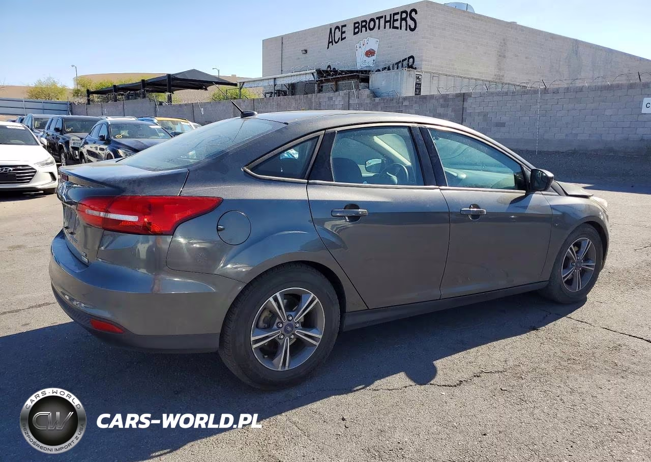 2018 Ford Focus Se VIN:1FADP3FE4JL241177 - 3