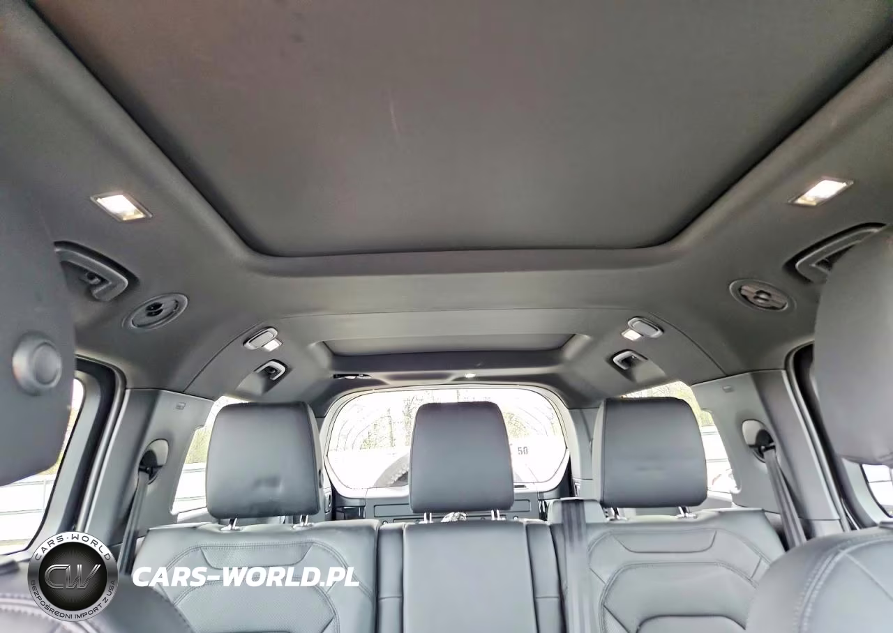 2025 Land Rover Defender 130 S VIN:SALEJFFU2S2406524 - 10