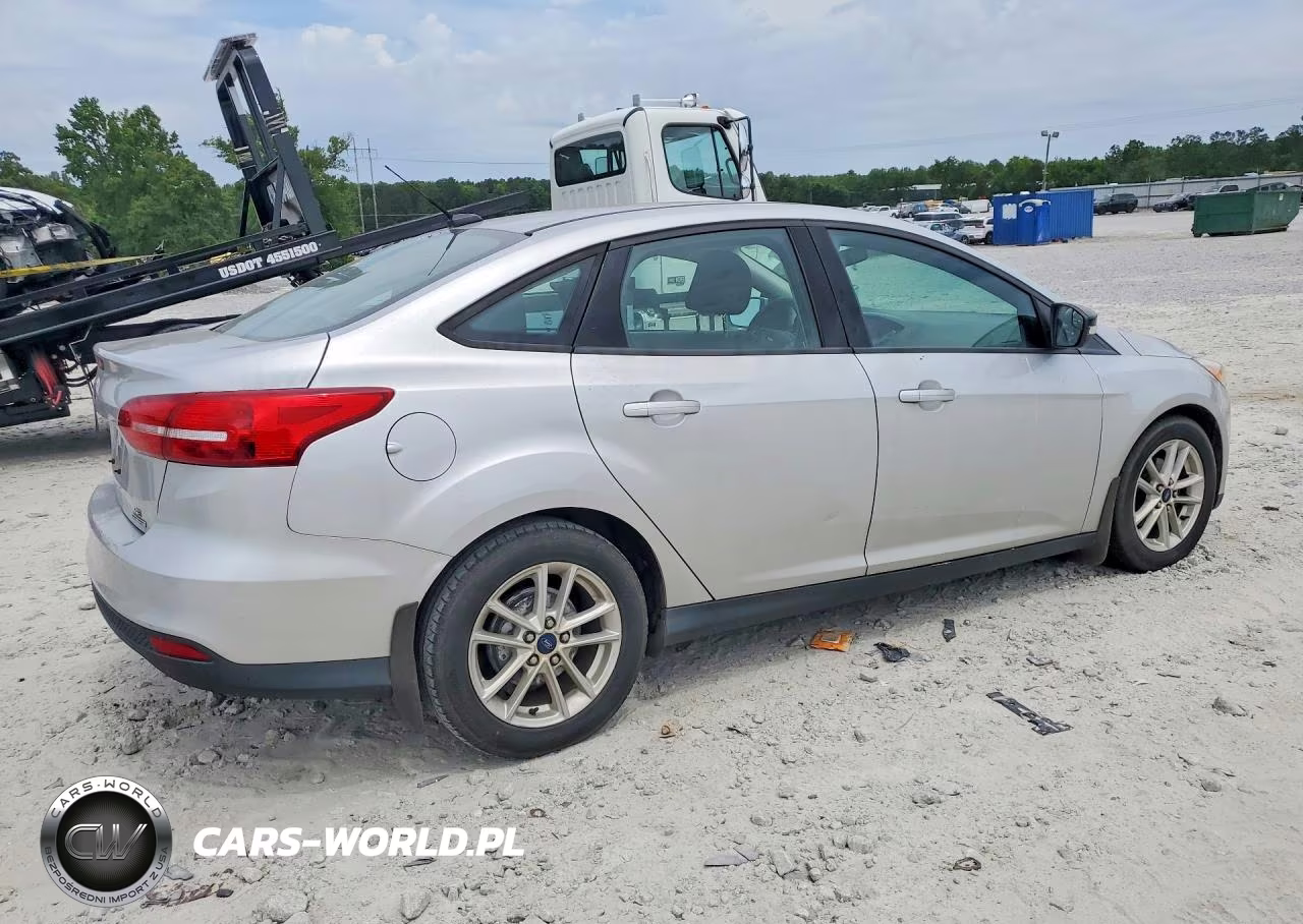 2015 Ford Focus Se VIN:1FADP3F27FL289785 - 3