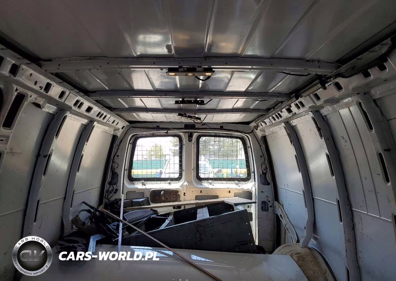 2018 Chevrolet Express G2500 VIN:1GCWGBFPXJ1331430 - 10