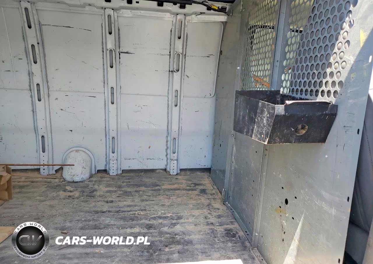2018 Chevrolet Express G2500 VIN:1GCWGBFPXJ1331430 - 11