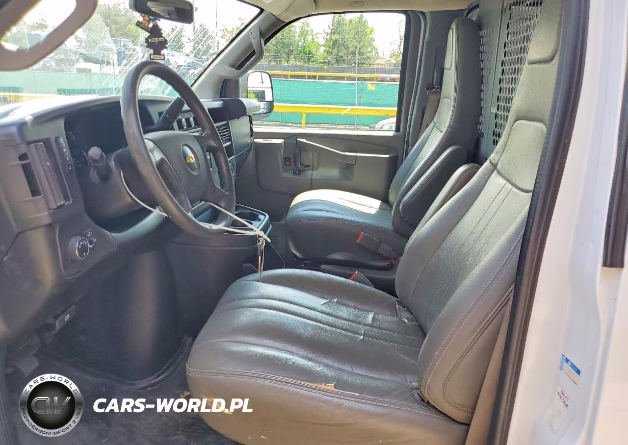 2018 Chevrolet Express G2500 VIN:1GCWGBFPXJ1331430 - 7