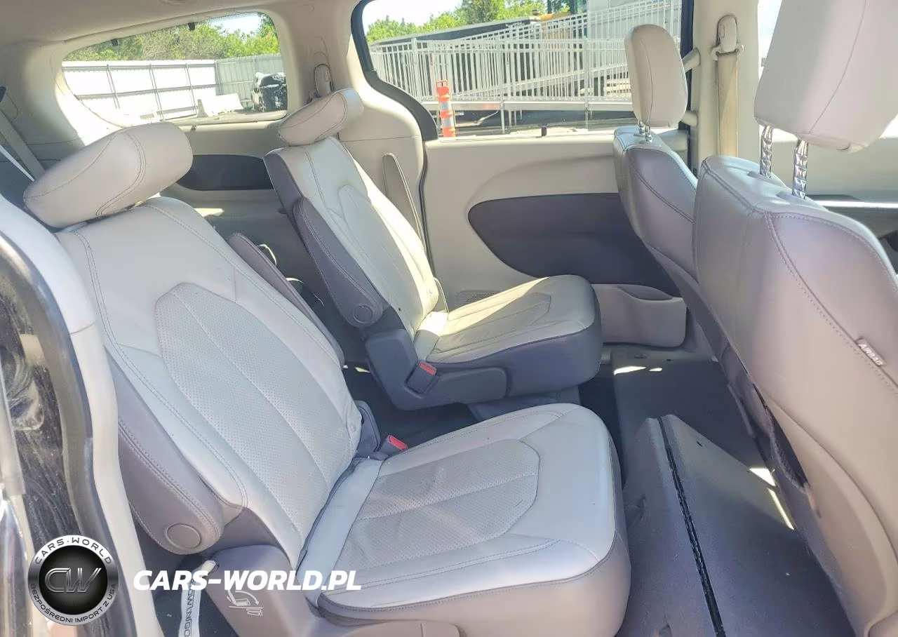 2018 Chrysler Pacifica Touring L VIN:2C4RC1BG1JR269906 - 10