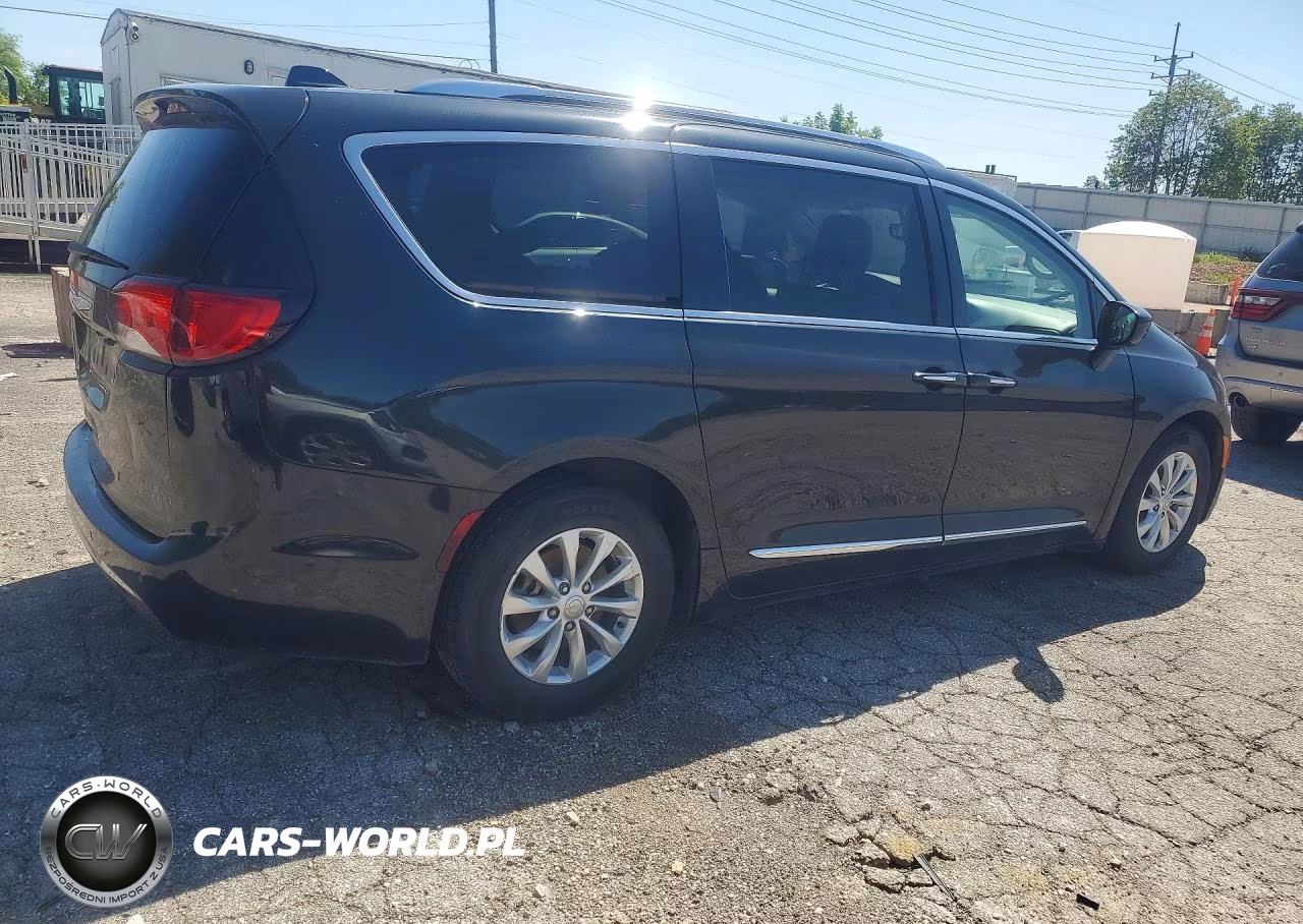 2018 Chrysler Pacifica Touring L VIN:2C4RC1BG1JR269906 - 3