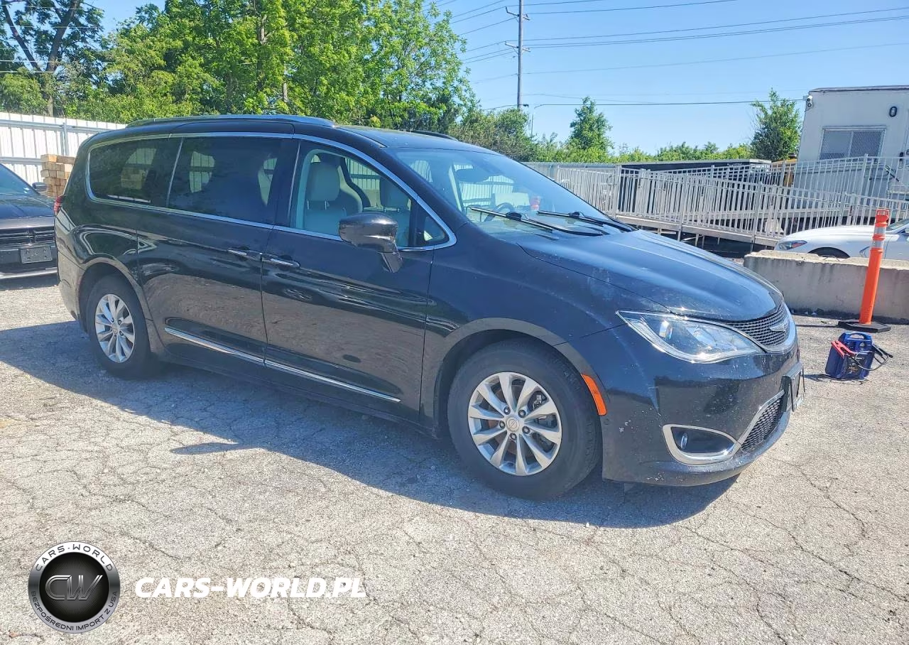 2018 Chrysler Pacifica Touring L VIN:2C4RC1BG1JR269906 - 4