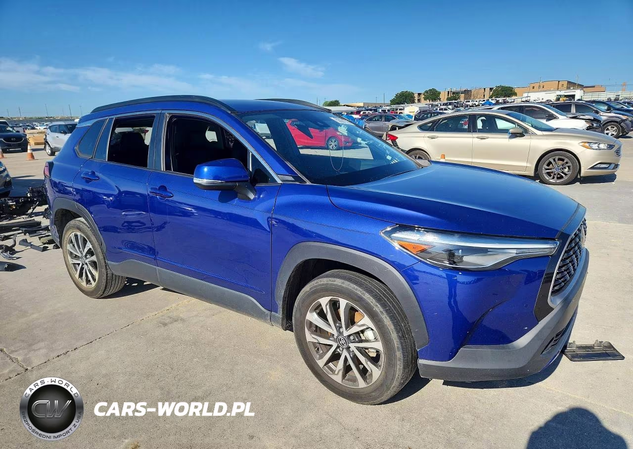 2022 Toyota Corolla Cross Xle VIN:7MUDAABG9NV024743 - 4