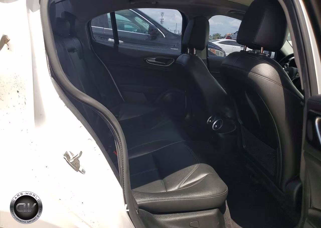2017 Alfa Romeo Giulia Q4 VIN:ZARFAEDN8H7550355 - 10
