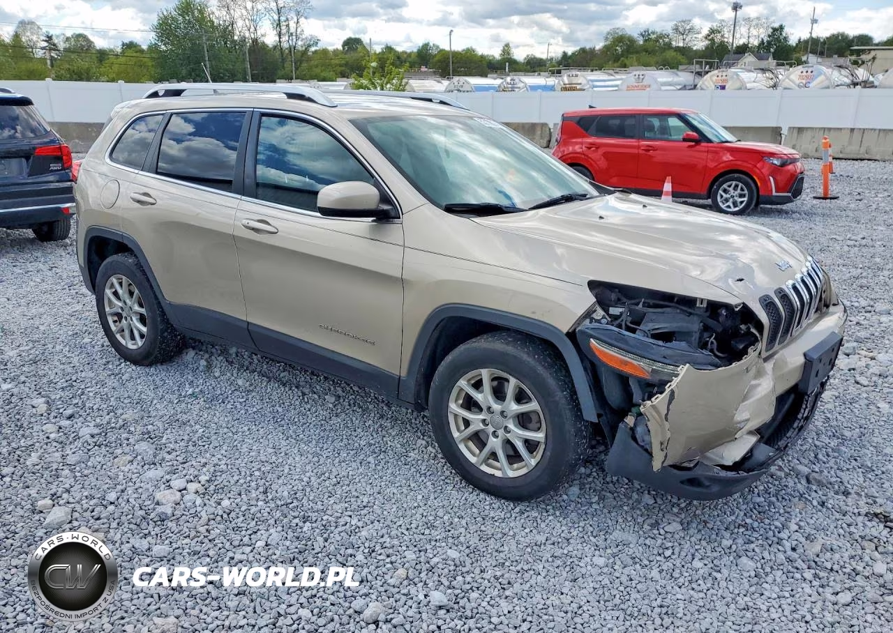 2015 Jeep Cherokee Latitude VIN:1C4PJMCS6FW528745 - 4
