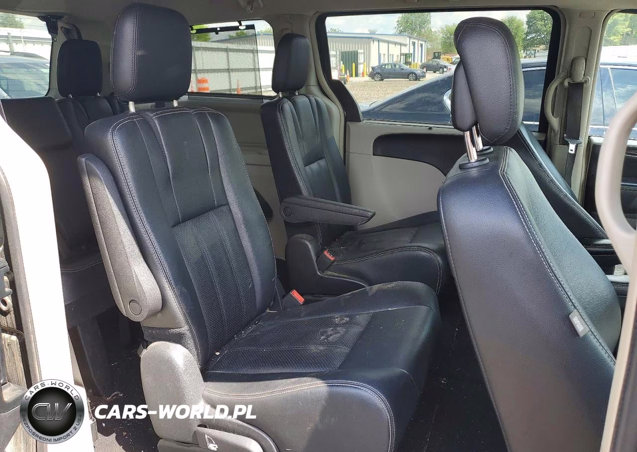 2016 Chrysler Town & Country Touring L VIN:2C4RC1CG5GR200708 - 11