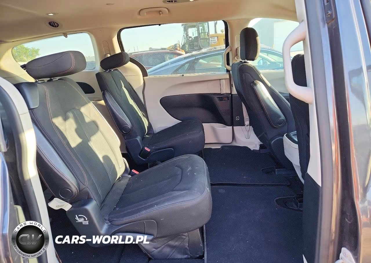 2020 Chrysler Pacifica Touring VIN:2C4RC1FG1LR121820 - 10
