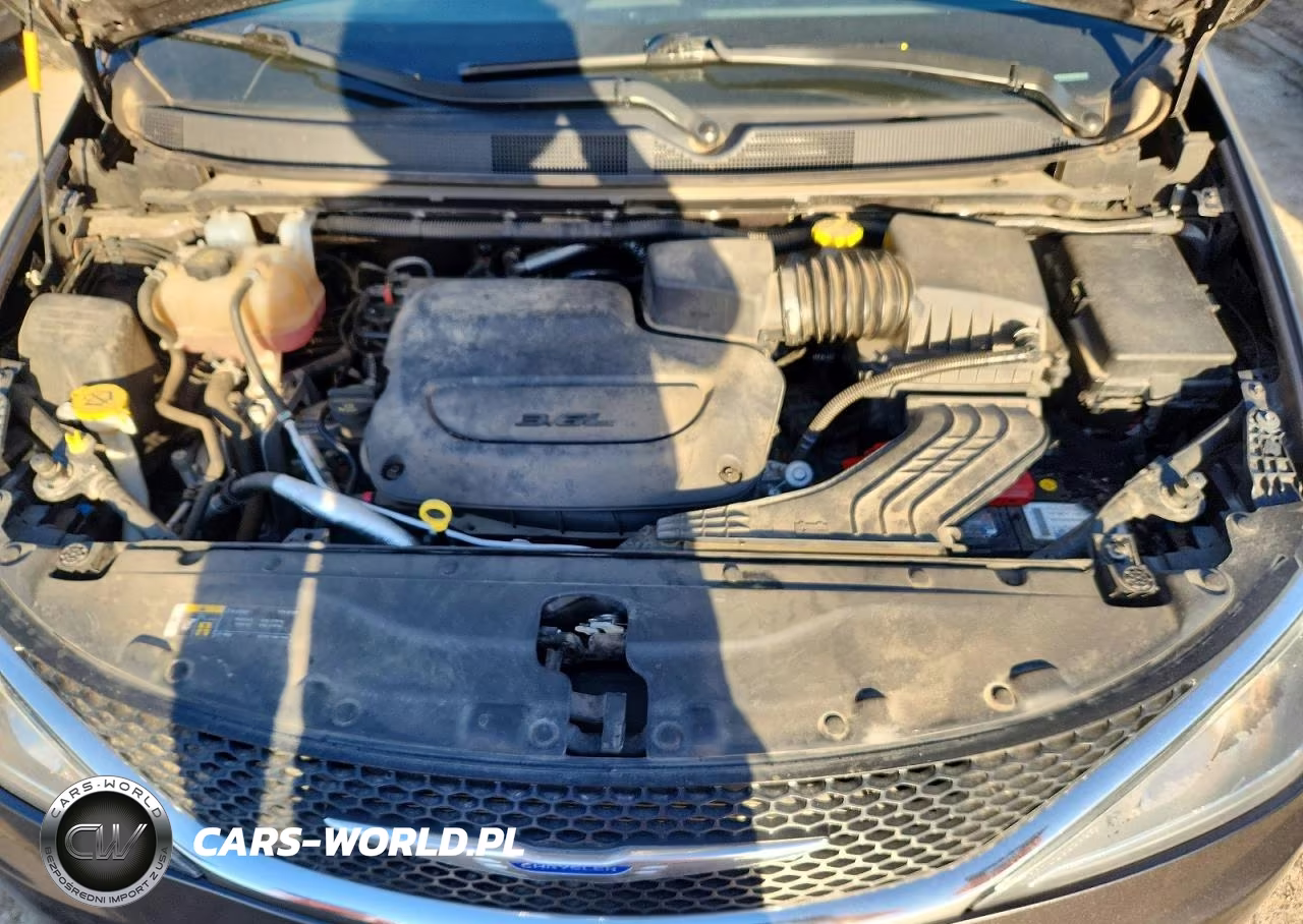 2020 Chrysler Pacifica Touring VIN:2C4RC1FG1LR121820 - 11
