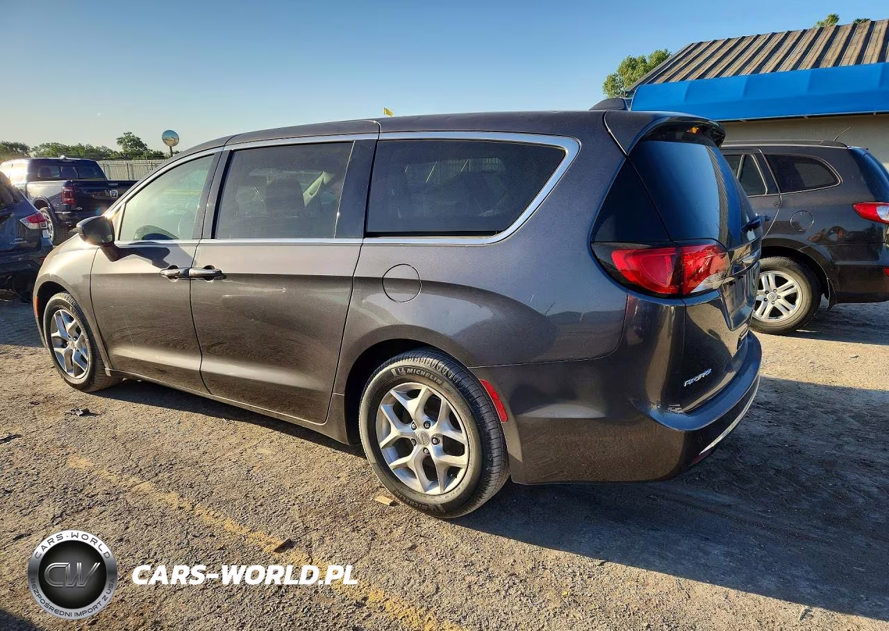 2020 Chrysler Pacifica Touring VIN:2C4RC1FG1LR121820 - 2