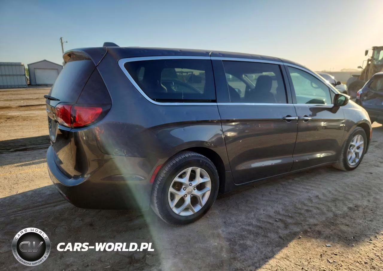2020 Chrysler Pacifica Touring VIN:2C4RC1FG1LR121820 - 3