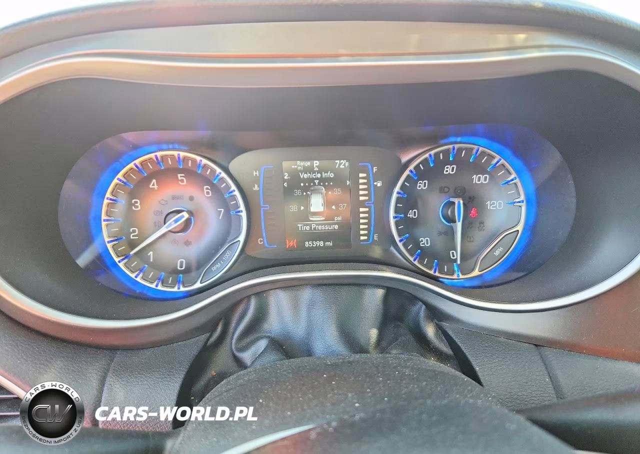 2020 Chrysler Pacifica Touring VIN:2C4RC1FG1LR121820 - 9