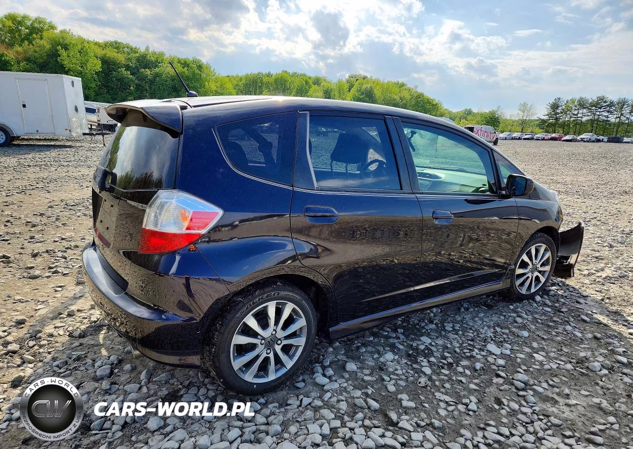 2013 Honda Fit Sport VIN:JHMGE8H54DC045153 - 3