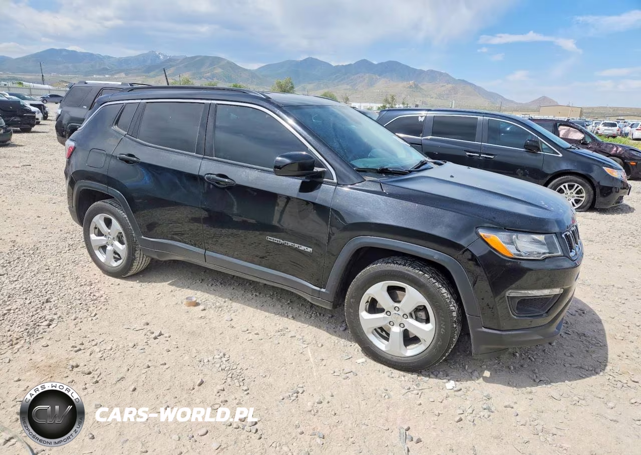 2018 Jeep Compass Latitude VIN:3C4NJCBB2JT461756 - 4