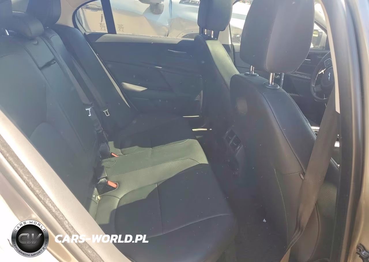 2019 Jaguar Xe Premium VIN:SAJAJ4FX2KCP54226 - 10