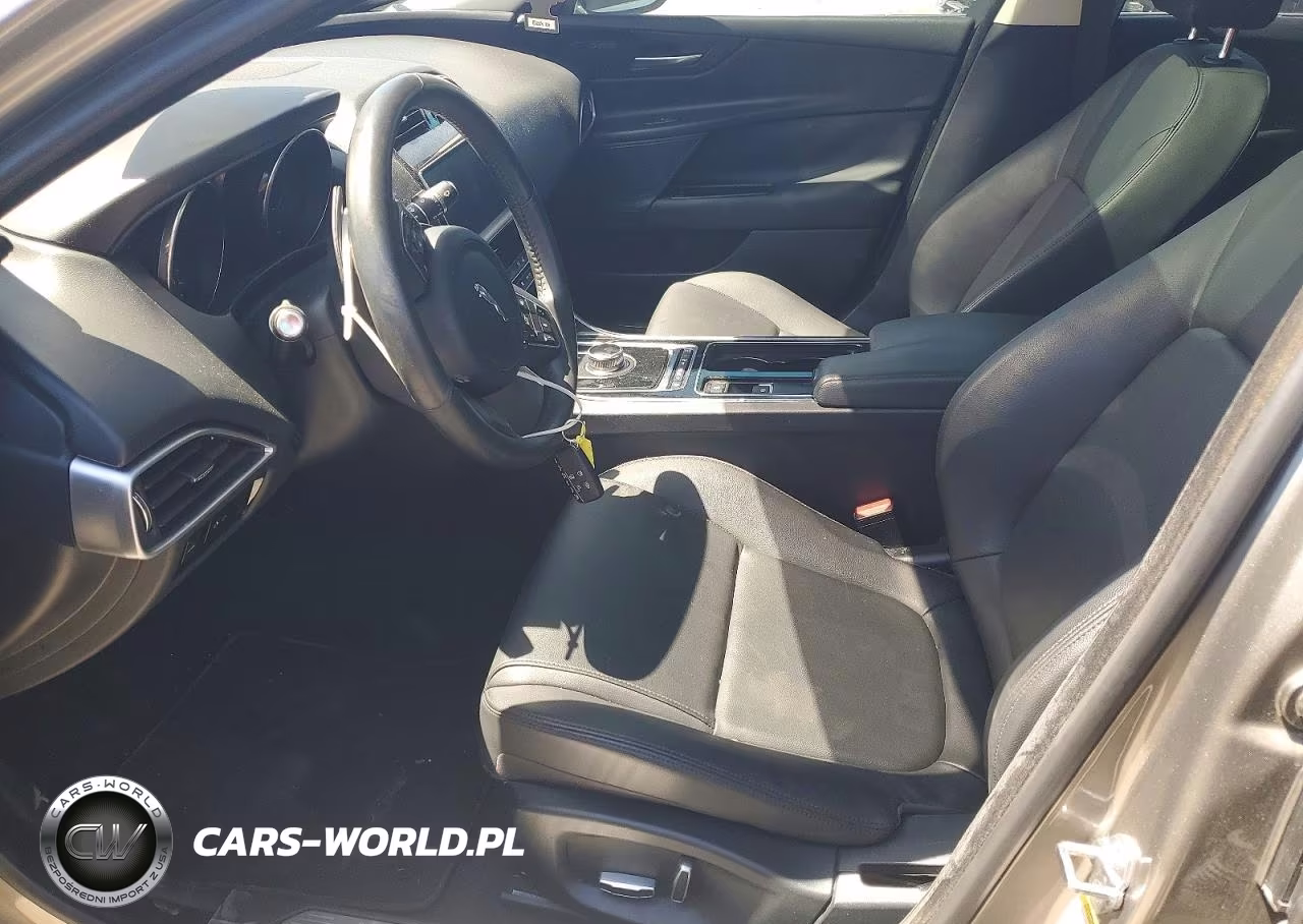 2019 Jaguar Xe Premium VIN:SAJAJ4FX2KCP54226 - 7
