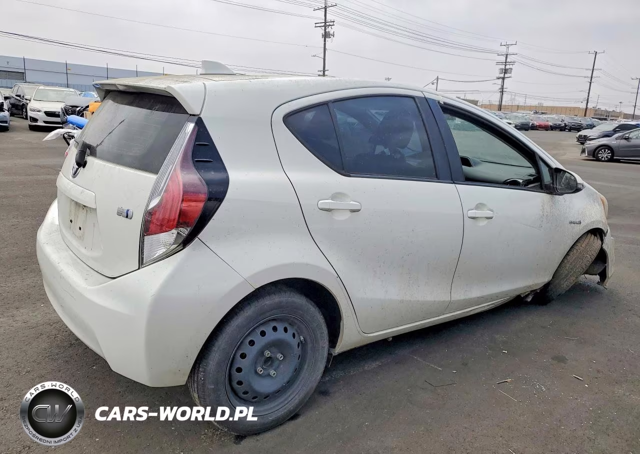 2015 Toyota Prius C Two VIN:JTDKDTB35F1583173 - 3