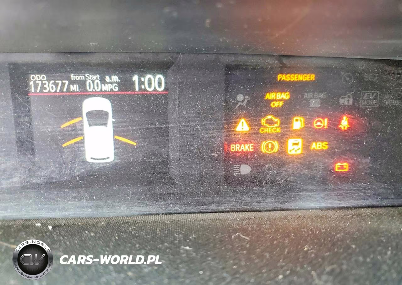 2015 Toyota Prius C Two VIN:JTDKDTB35F1583173 - 9