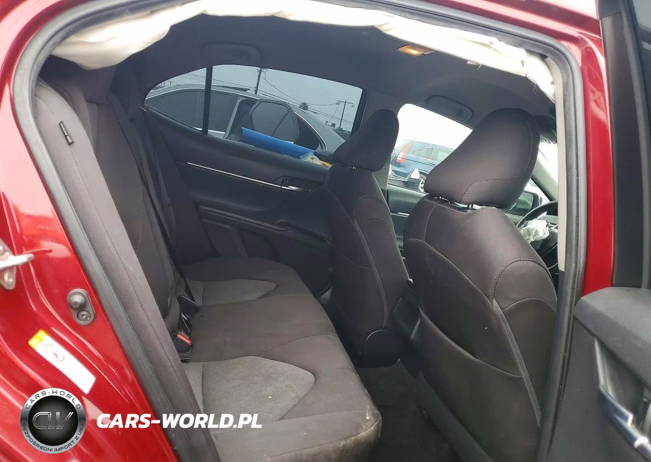 2018 Toyota Camry Le VIN:4T1B11HK3JU619974 - 10