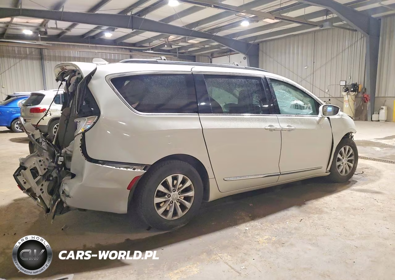 2017 Chrysler Pacifica Touring L VIN:2C4RC1BG2HR688244 - 3