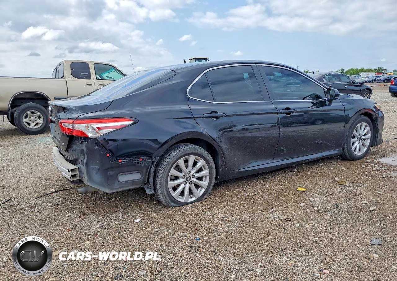 2018 Toyota Camry Le VIN:4T1B11HK4JU058426 - 3
