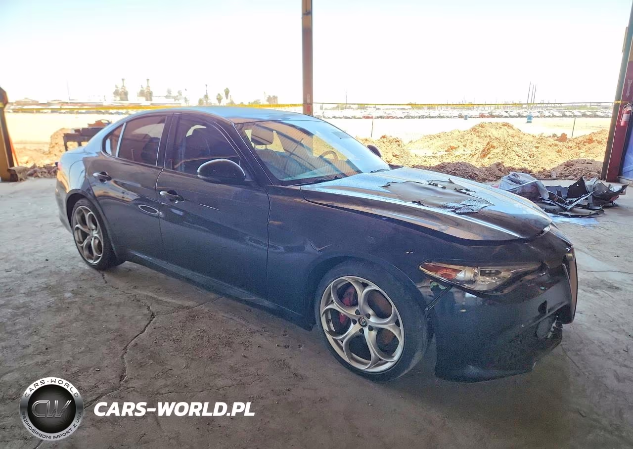 2019 Alfa Romeo Giulia Ti VIN:ZARFAMBN2K7600882 - 4