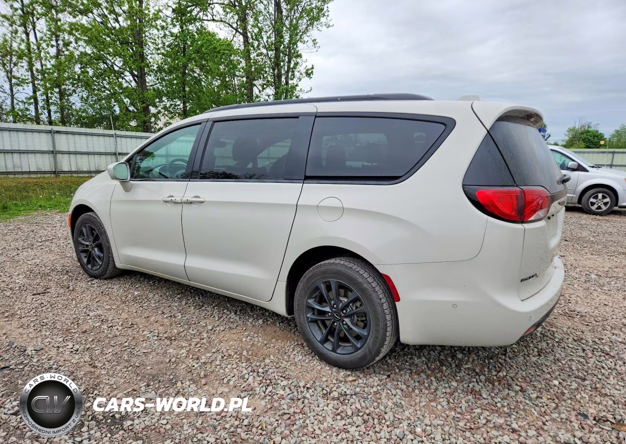 2020 Chrysler Pacifica Touring L VIN:2C4RC3BG2LR268066 - 2