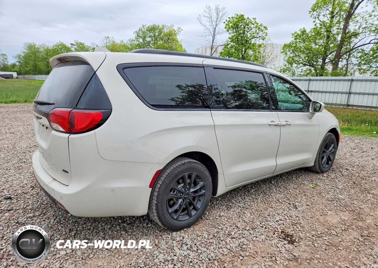 2020 Chrysler Pacifica Touring L VIN:2C4RC3BG2LR268066 - 3